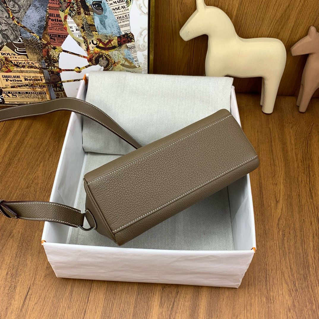 Hermes Kelly Messenger Bag in Taupe Clemence Leather - Image 7