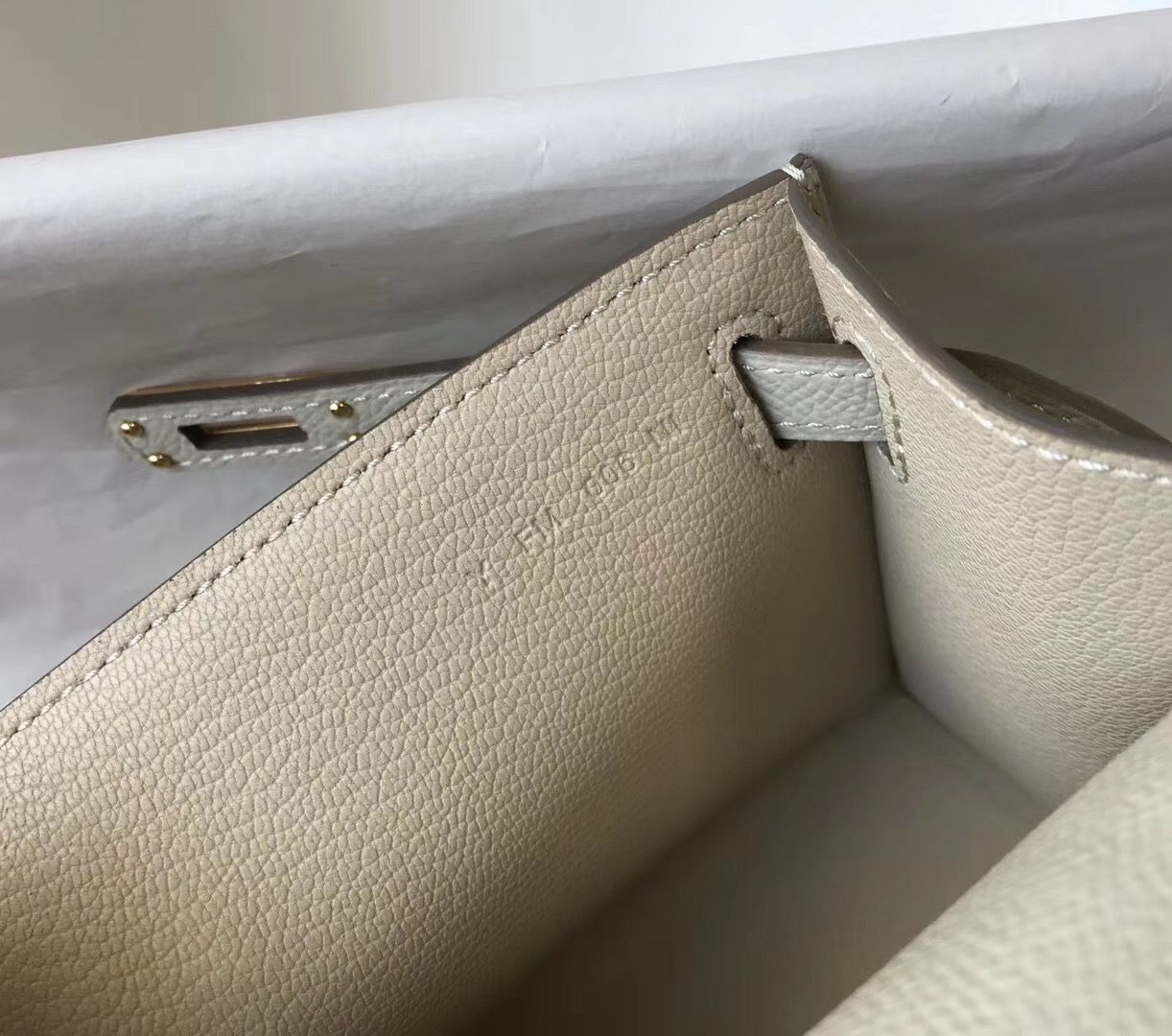 Hermes Kelly Pochette Bag In White Epsom Leather - Image 8
