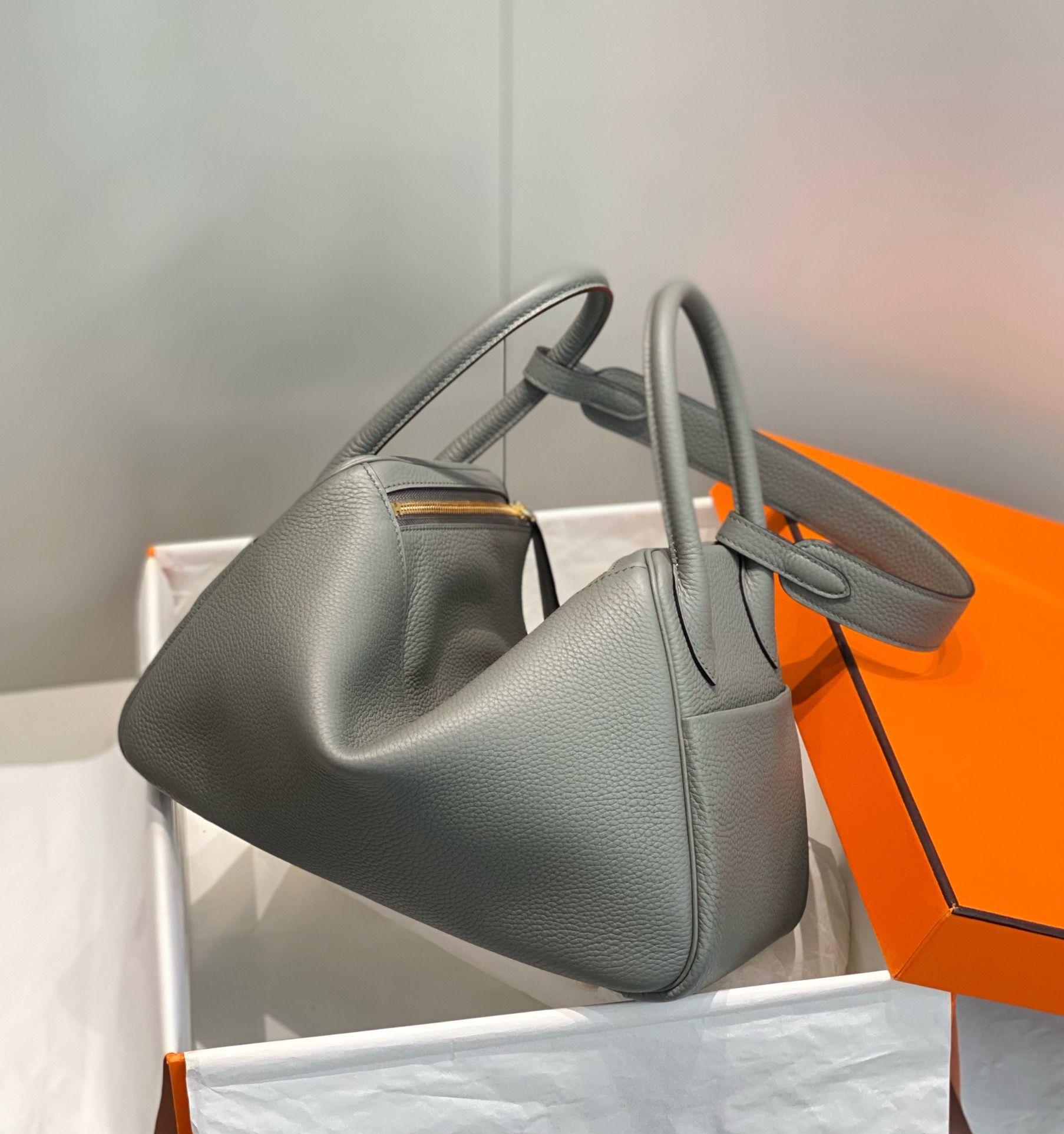 Hermes Lindy 30cm Bag In Gris Meyer Clemence Leather GHW - Image 5