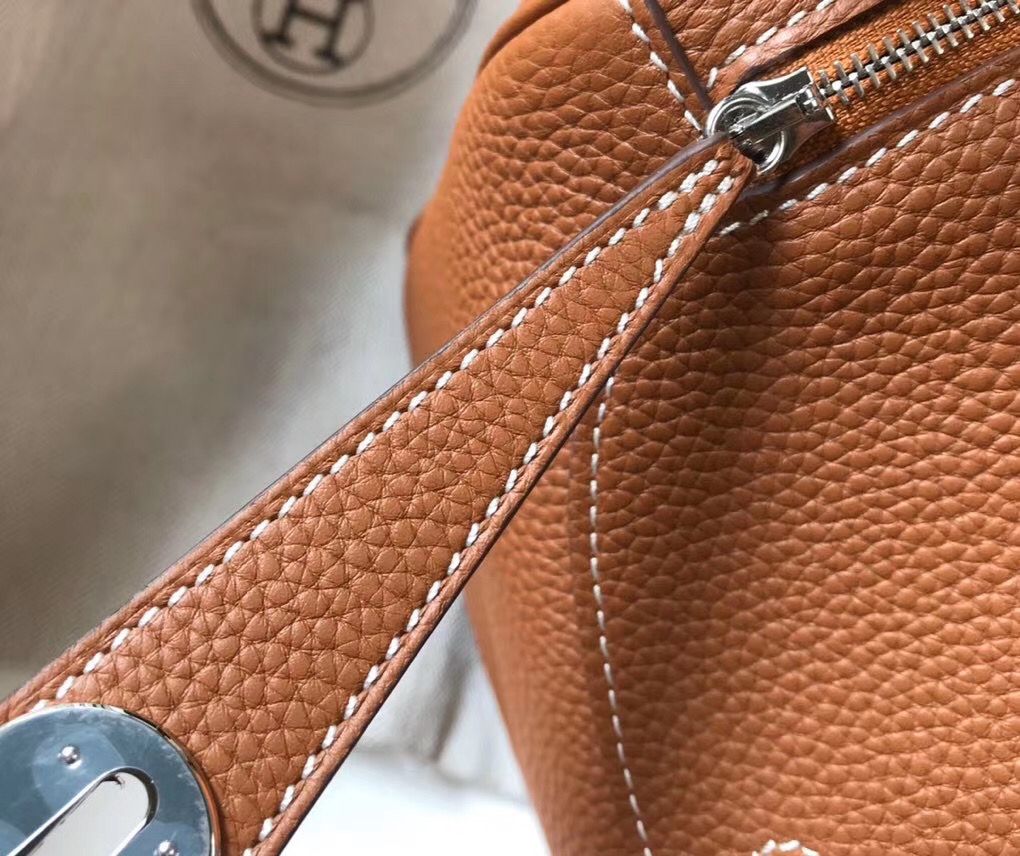 Hermes Lindy 30cm Bag In Gold Clemence Leather PHW - Image 6