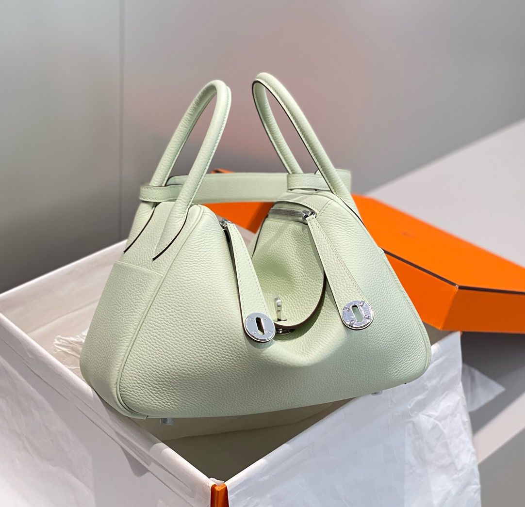 Hermes Lindy 30cm Bag In Vert Fizz Clemence Leather PHW - Image 4