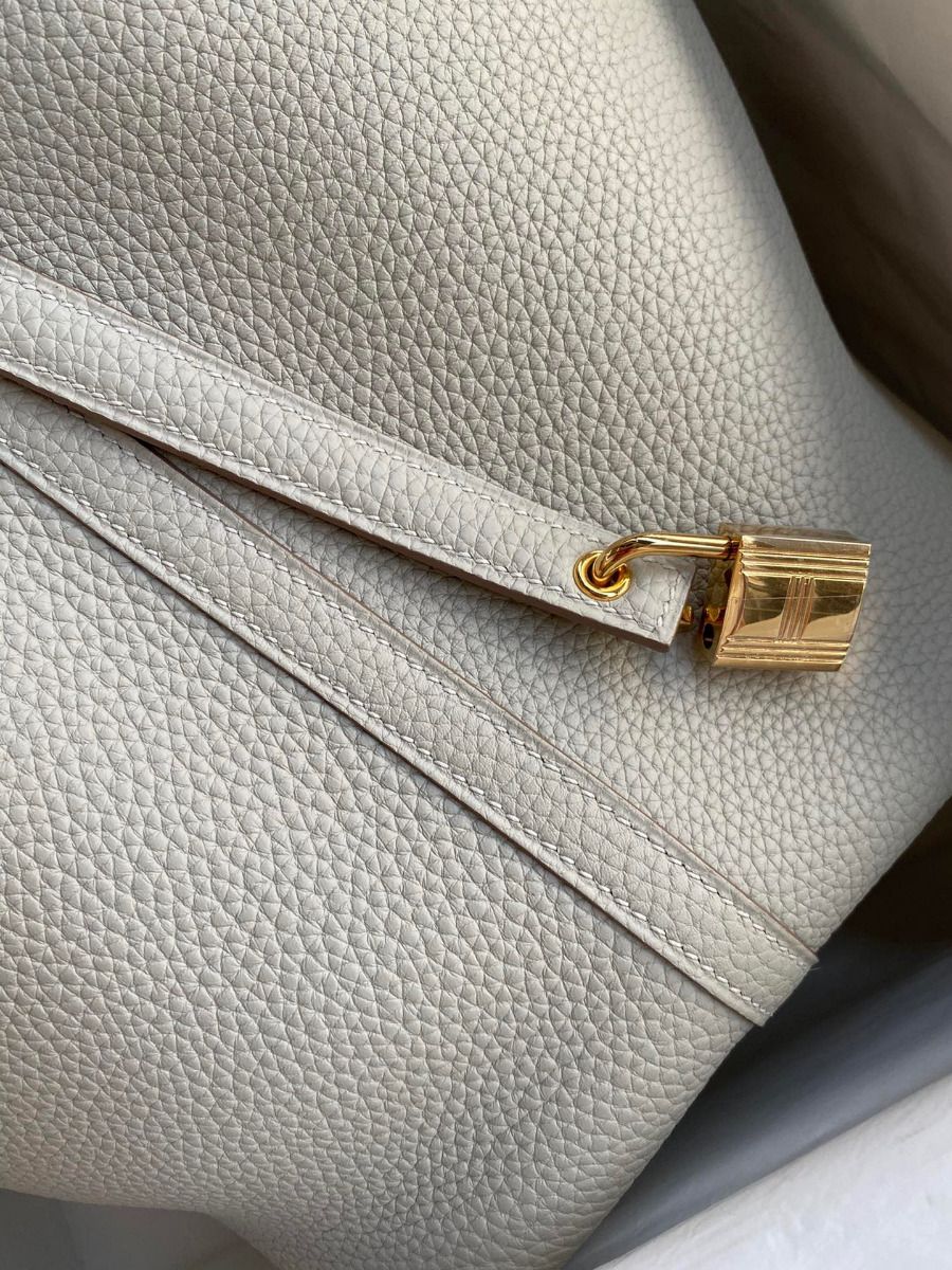 Hermes Picotin Lock 22 Handmade Bag in Pearl Grey Clemence Leather - Image 4