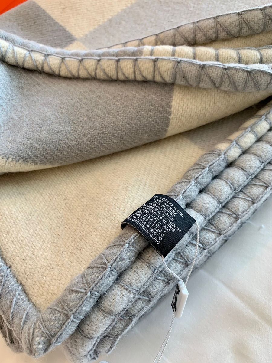 Hermes H Drapeau Blanket in Acier and Perle Cashmere - Image 11