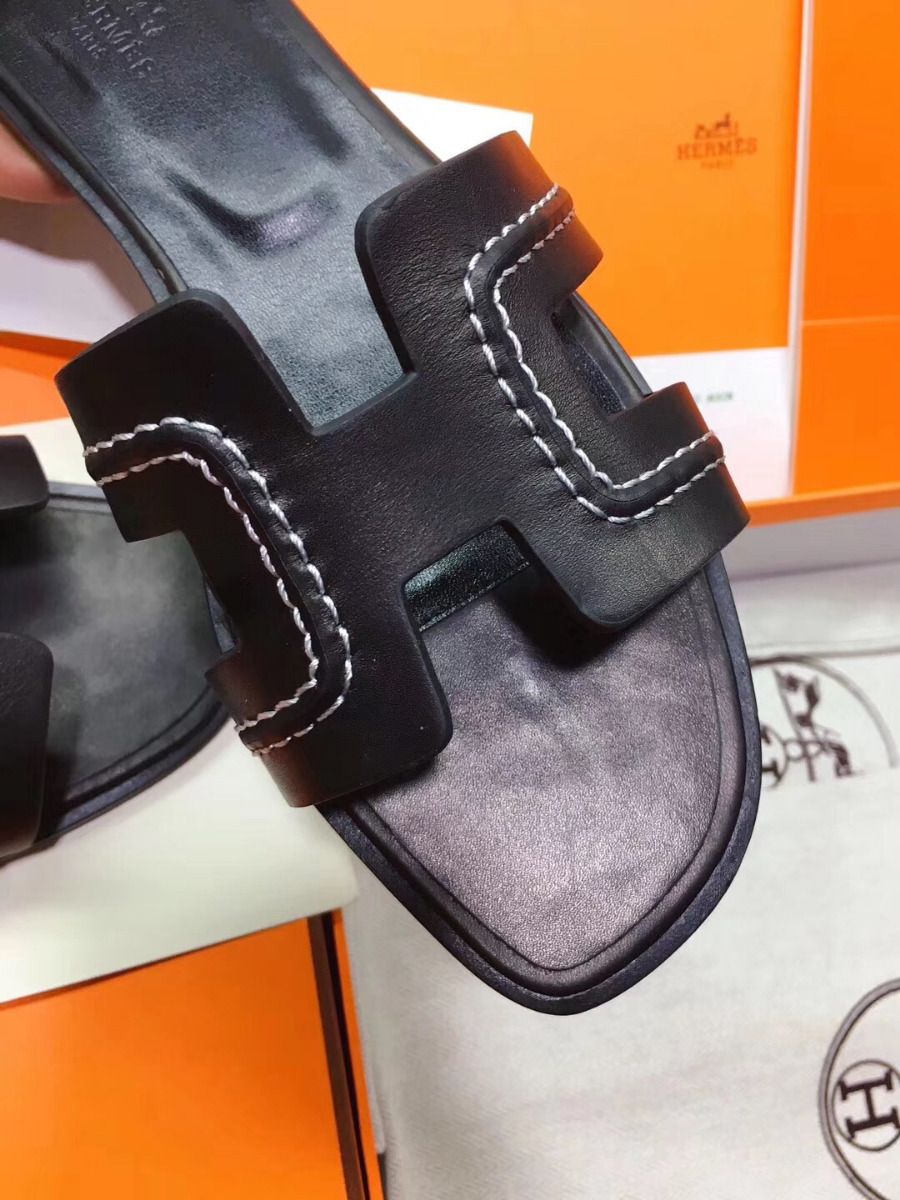 Hermes Oran Sandals In Black Leather With Stitched Detail - Image 4