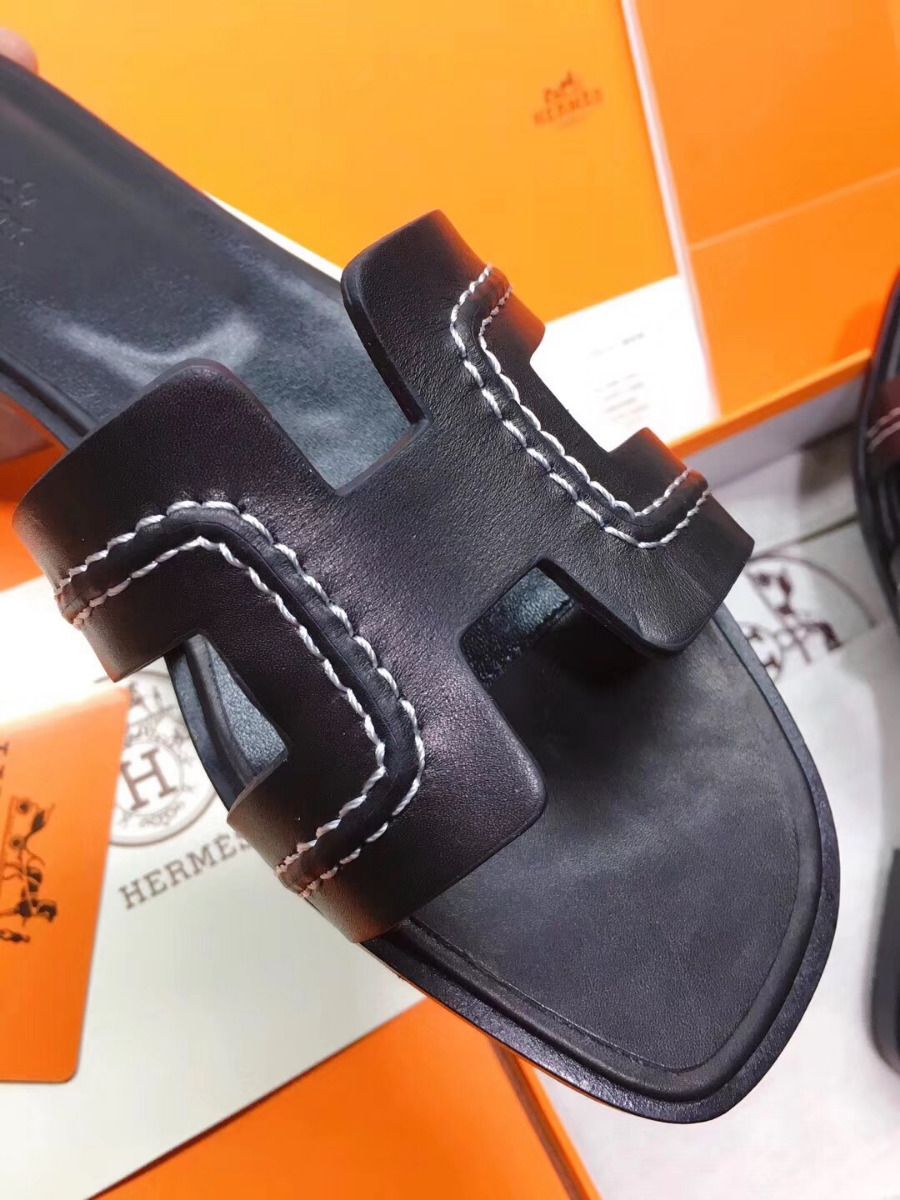 Hermes Oran Sandals In Black Leather With Stitched Detail - Image 7