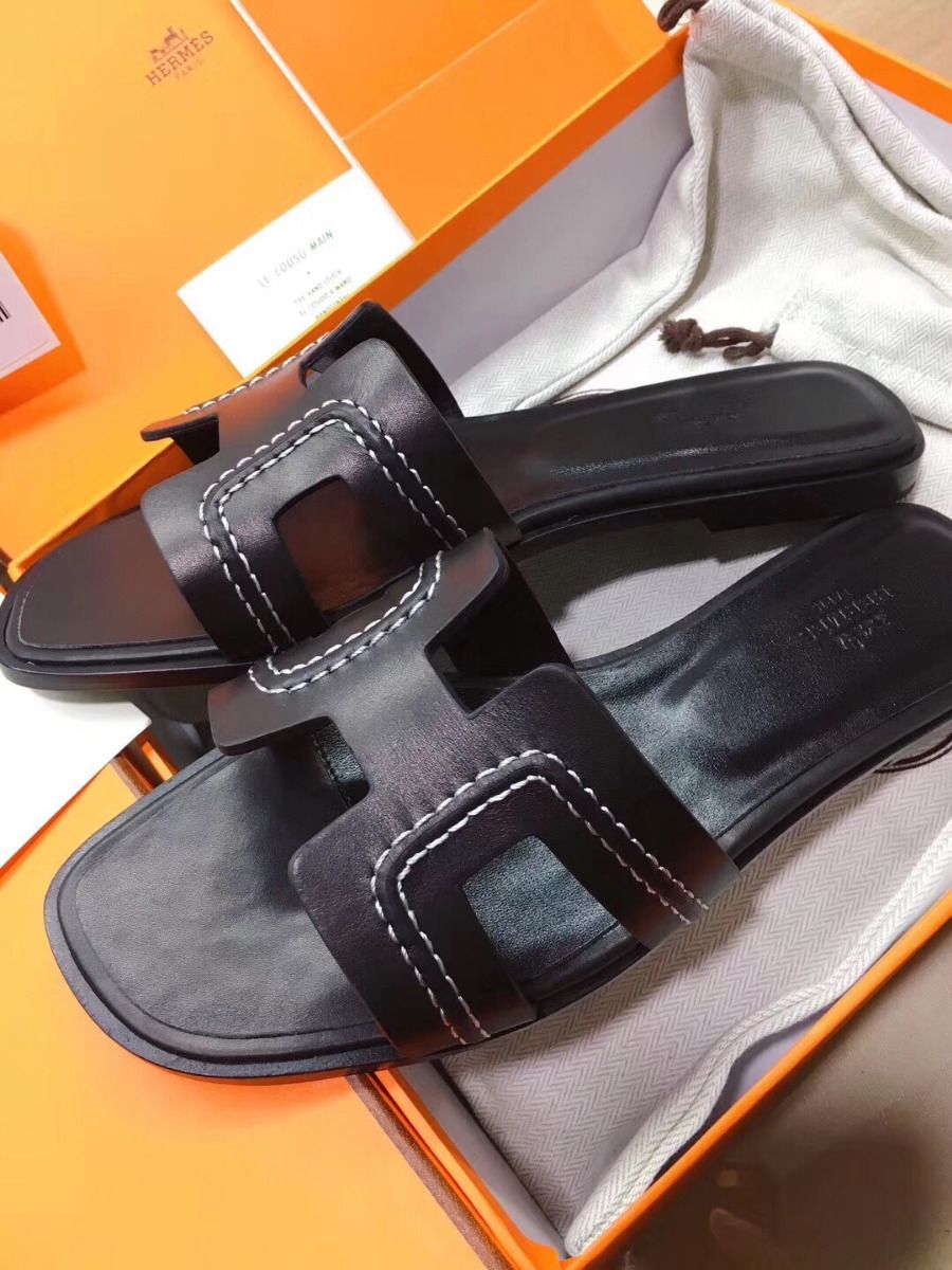 Hermes Oran Sandals In Black Leather With Stitched Detail - Image 8