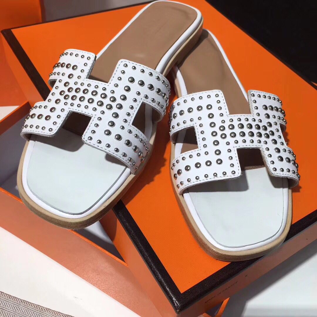 Hermes Oran Studs Sandals In White Leather - Image 9