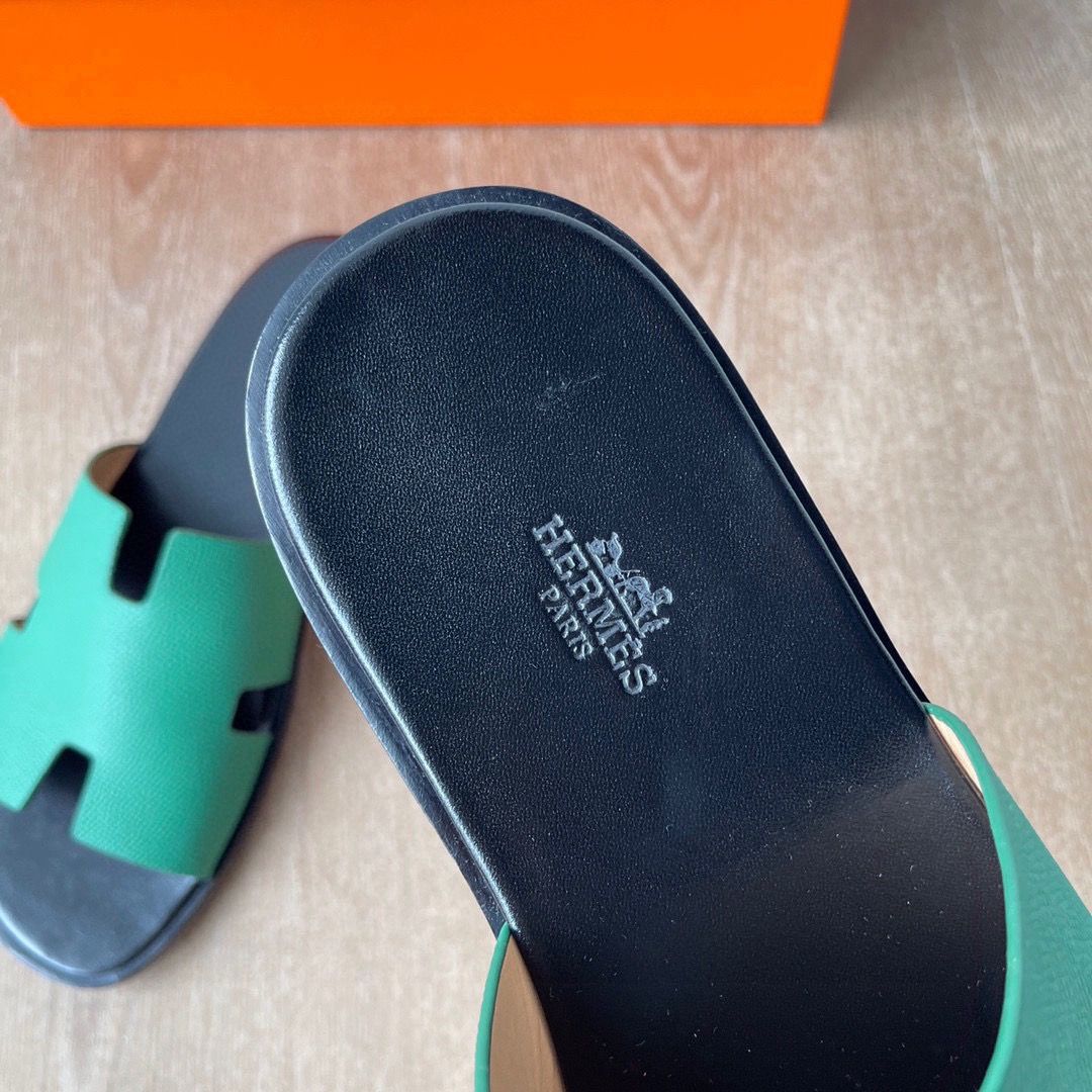 Hermes Izmir Sandals in Vert Vertigo Epsom Calfskin with Black Insole - Image 4