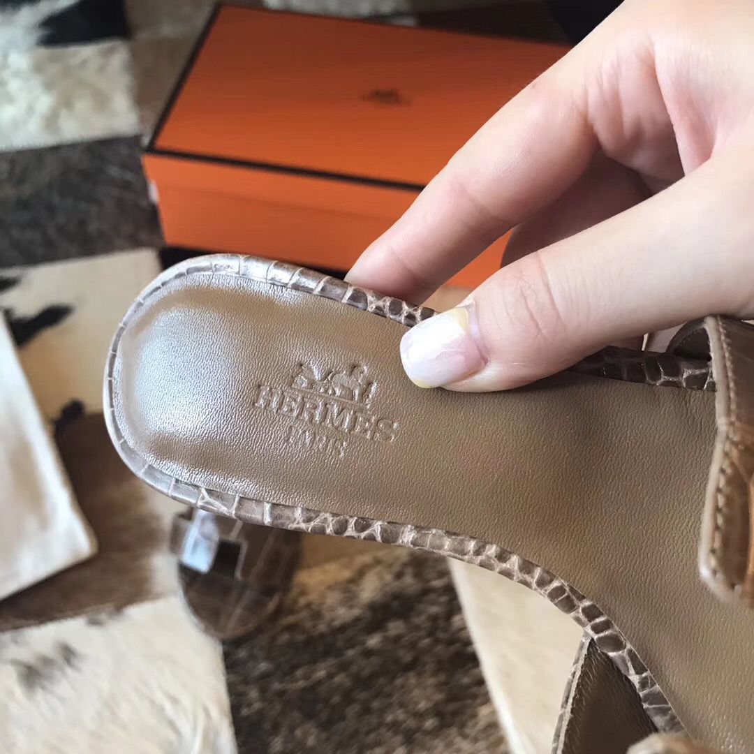 Hermes Oasis Sandals In Taupe Shiny Niloticus Crocodile - Image 4