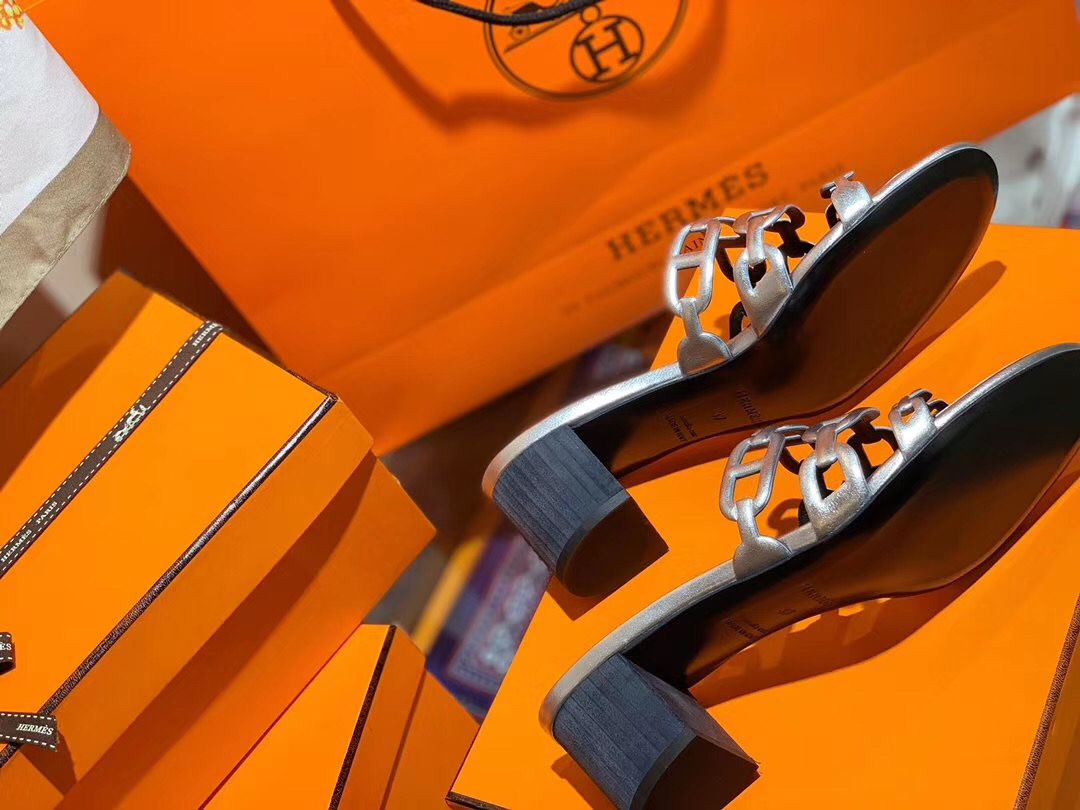 Hermes Tandem Sandals In Silver Metallic Calfskin - Image 9