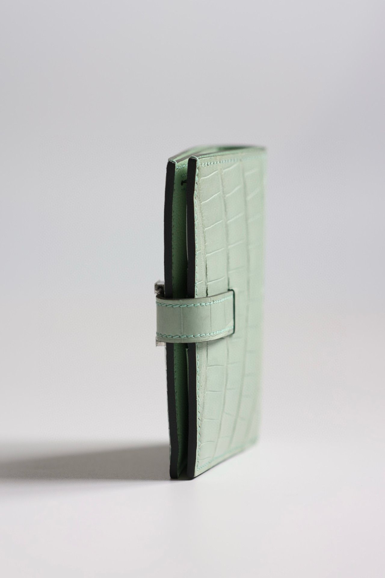 Hermes Bearn Compact Wallet in Vert D'eau Matte Alligator Leather - Image 3