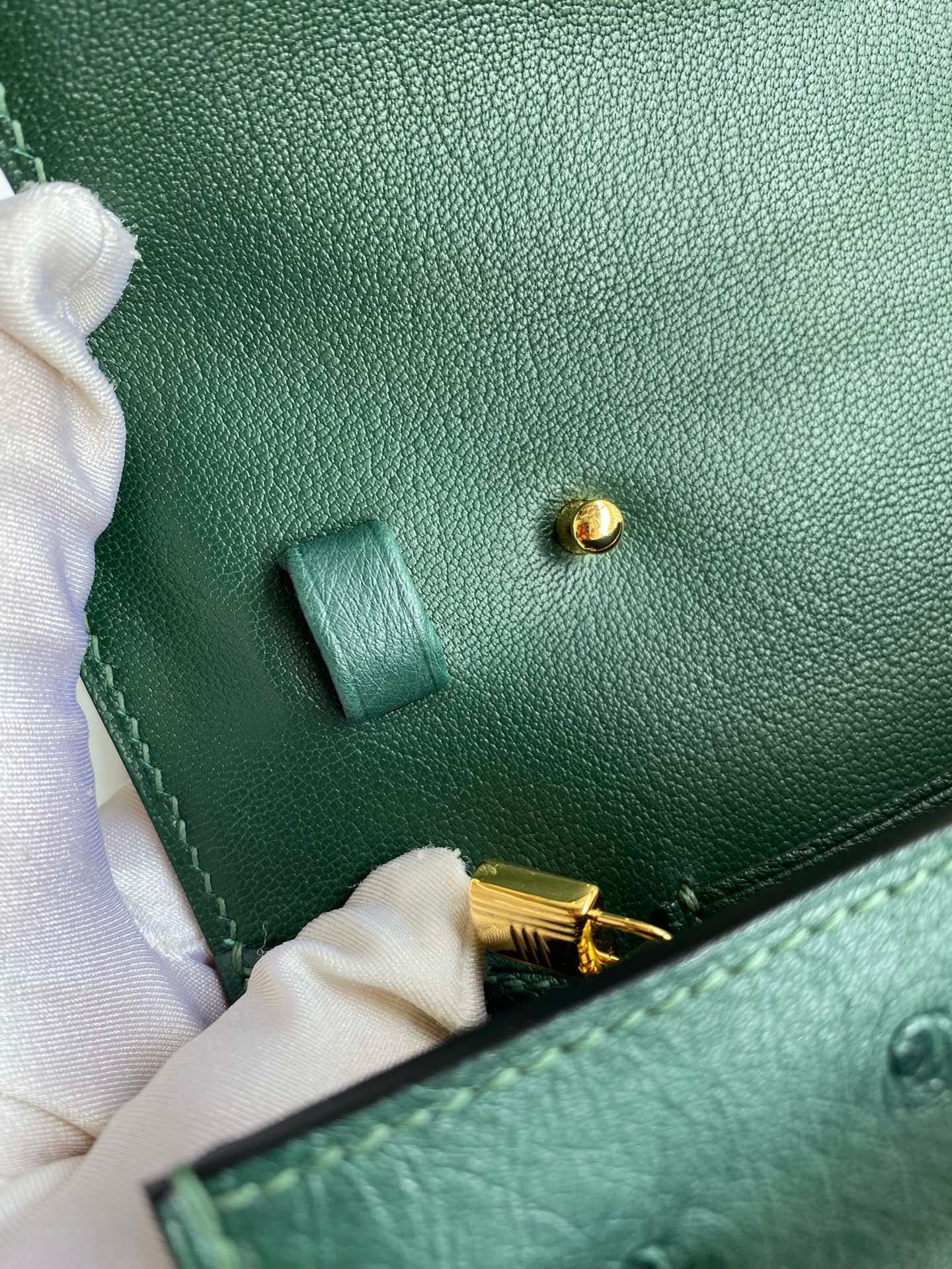 Hermes Kelly Classique To Go Wallet in Malachite Ostrich Leather - Image 8
